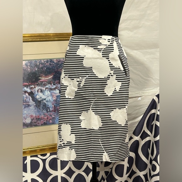 New York & Company Dresses & Skirts - 🤩 New York & Company Women's Skirt Stretch Knee Length Striped w/Zipper.